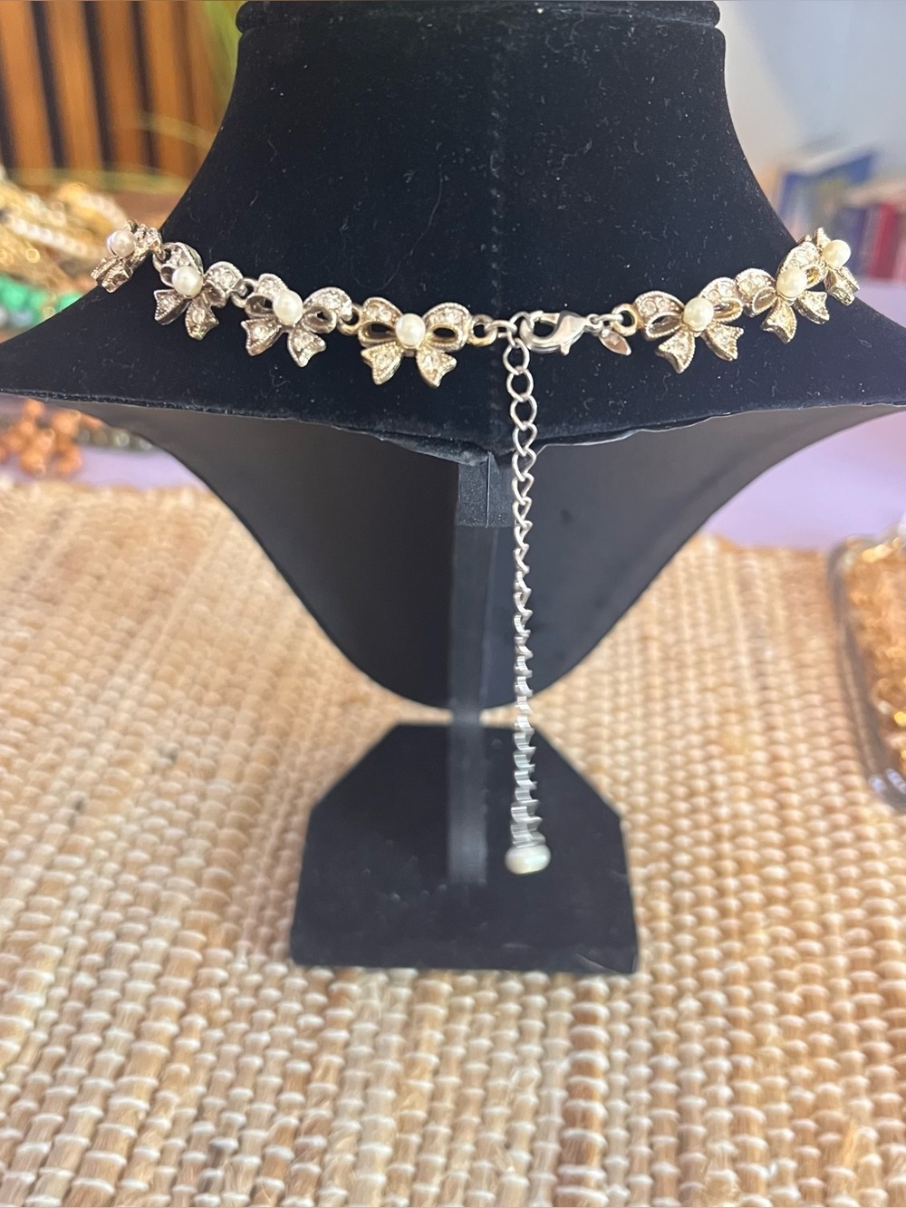 Vintage Avon Gold Tone Faux Pearl Bow Choker Necklace Romantic Cottagecore 1990s - Picture 2 of 3
